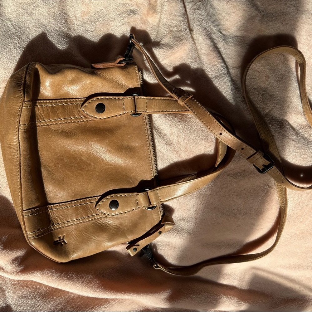 Frye- Elegant Tan Leather Shoulder Bag